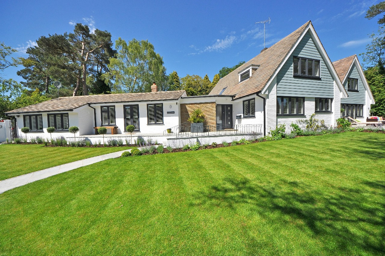How to Choose a Sunroom Contractor Near Me for Your Project