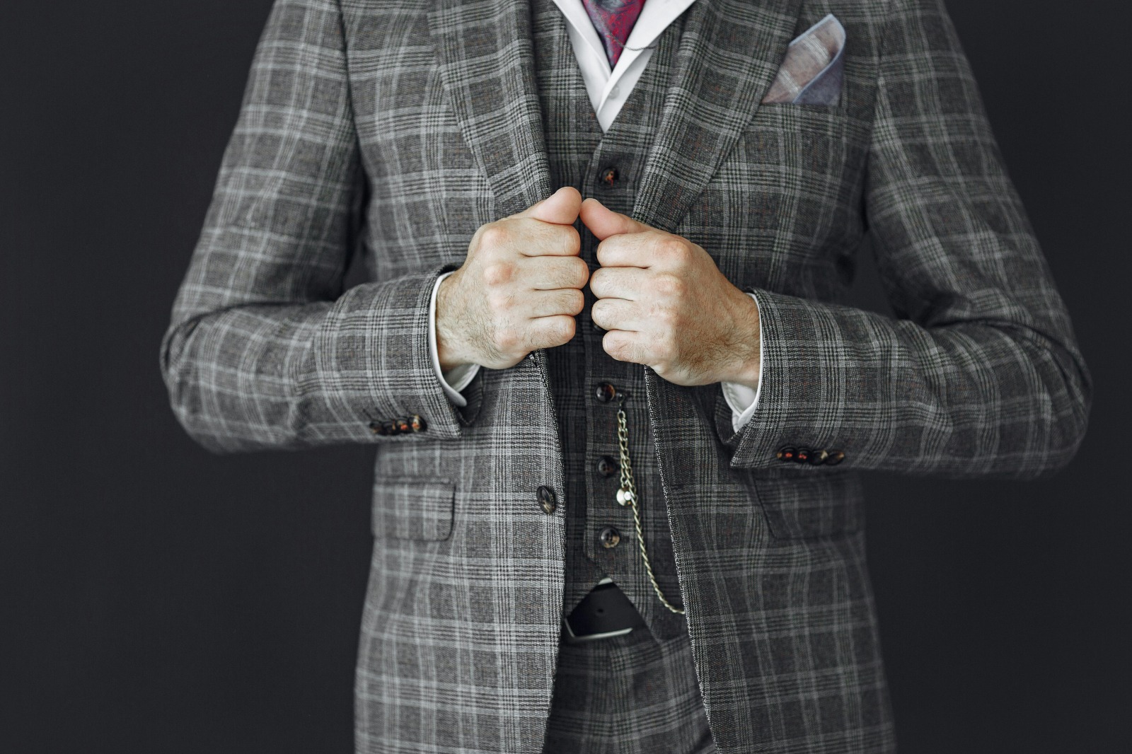 BESPOKE MEN’S SUITS: FIT, STYLE, AND CONFIDENCE COMBINED